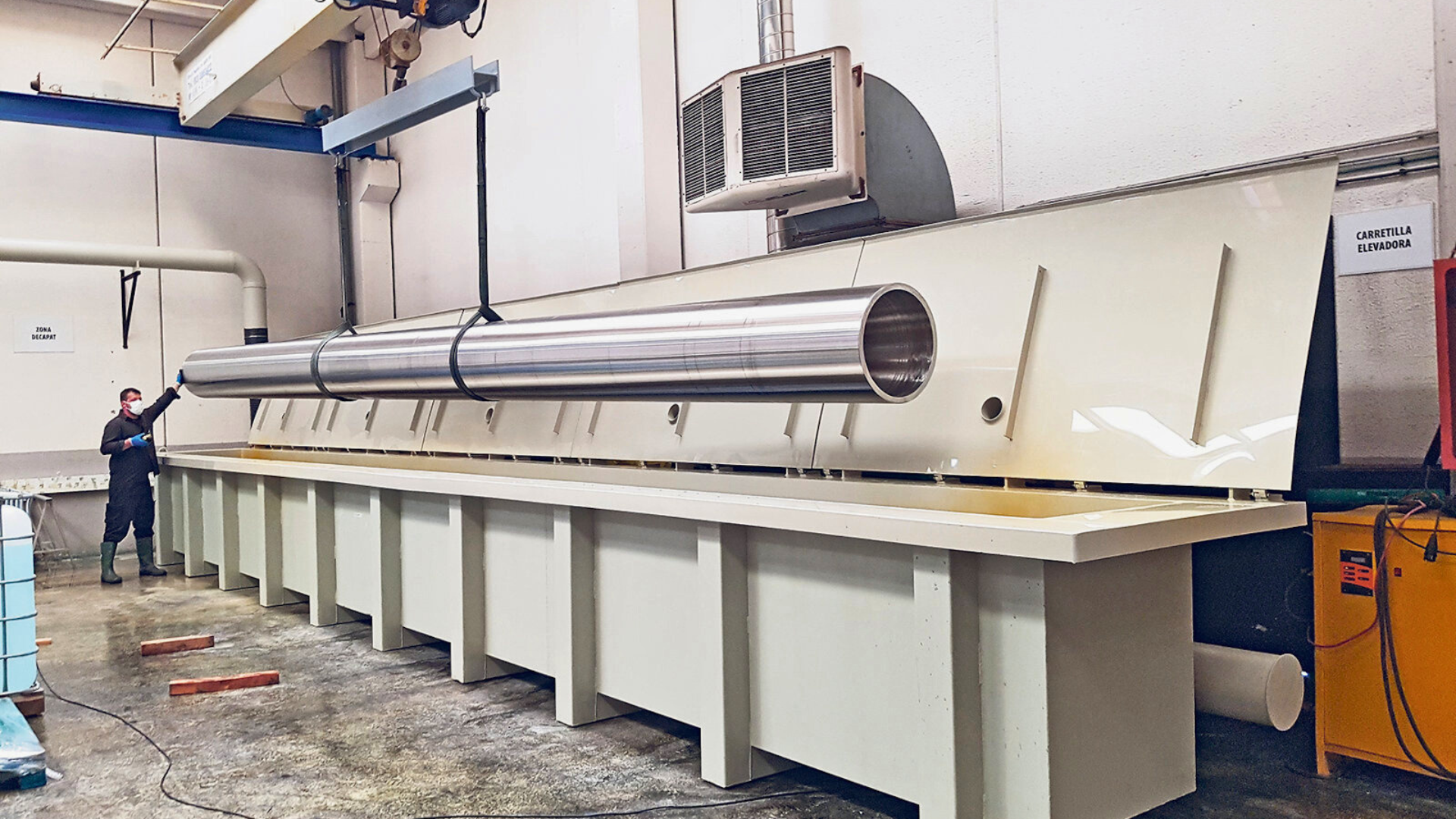 Procesos AUJOR: cubas de decapado, línea de electropulido y manipulación de piezas grandes